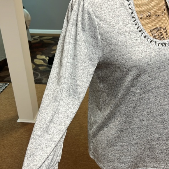 New 89th + Madison Gray Soft Top with Silver Neck Embellishments Size Medium - Picture 4 of 13